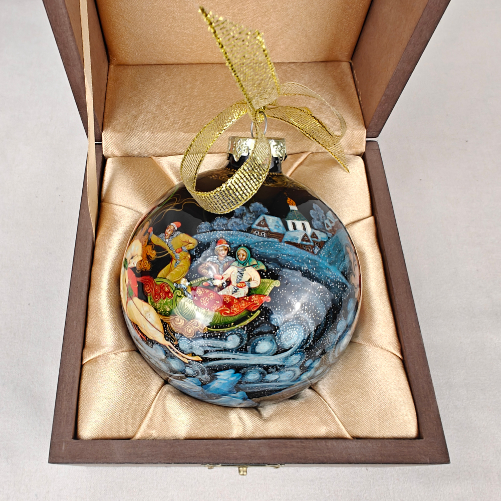 Коллекционный елочный шар с круговой росписью "Тройка " в футляре