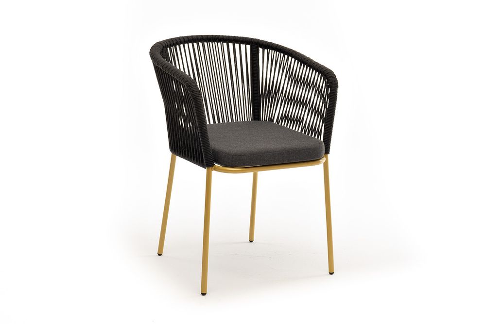 "Марсель" стул плетеный из роупа, каркас из стали золотой глянец, роуп темно-серый круглый, ткань серая