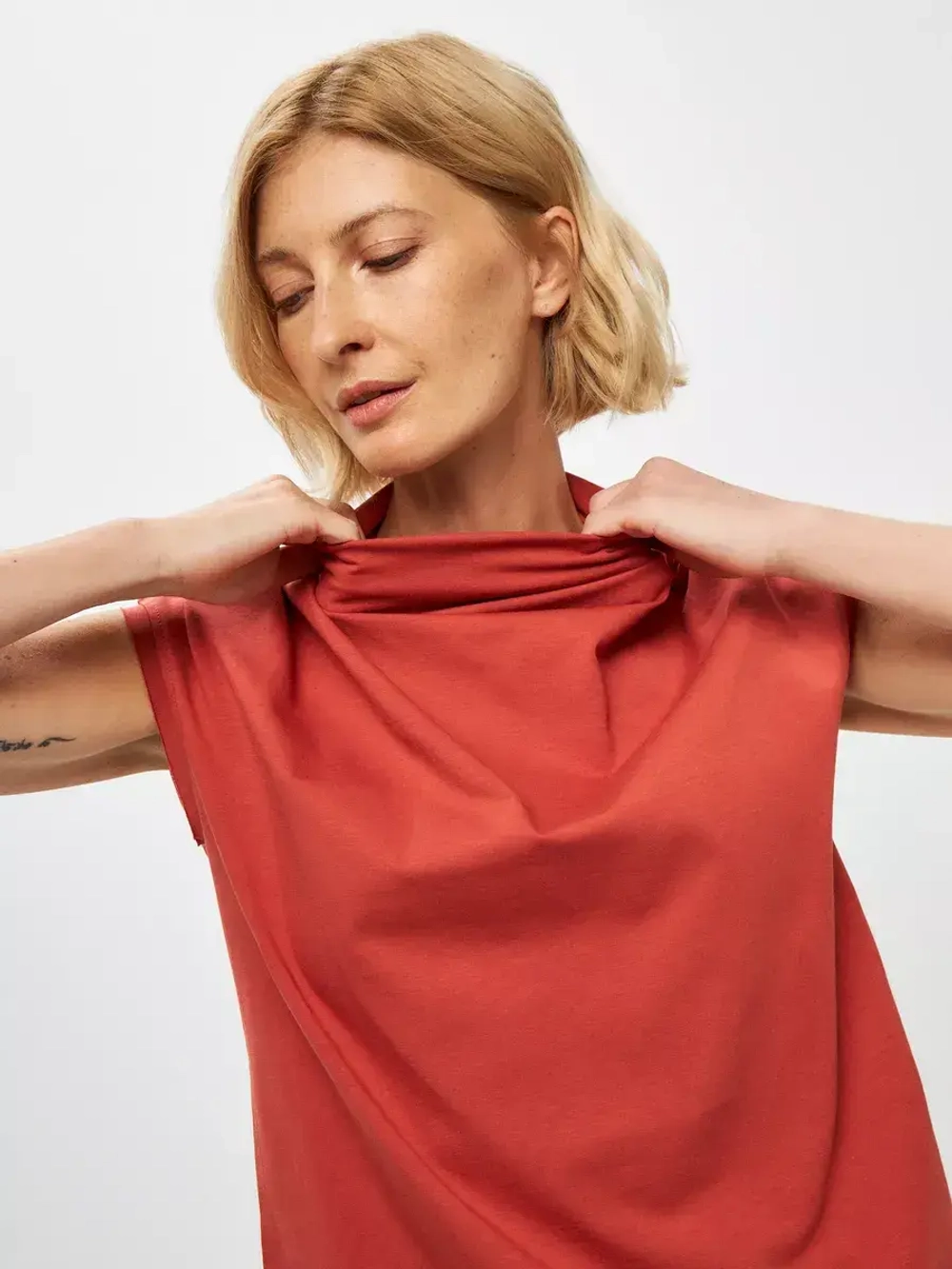 Футболка дизайнерская с цельнокроеным воротником