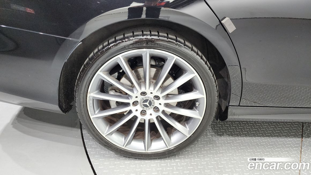 Mercedes-Benz E-Class W213 E350 4MATIC AMG Line (01.2021)
