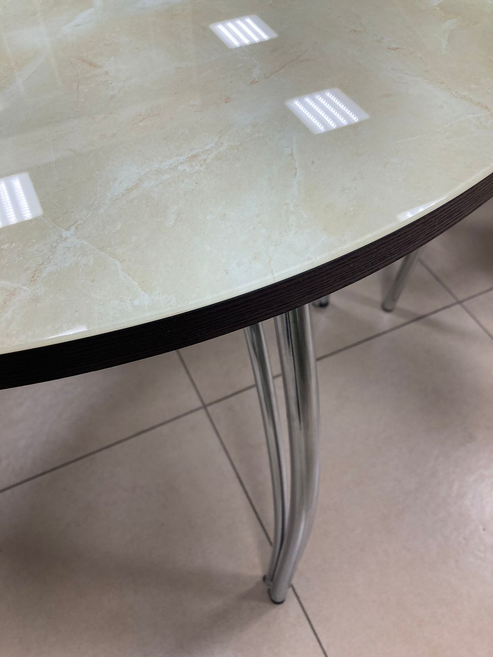 Стол неразд стеклянный Круг подстолье чайка хром Мрамор бежевый фп