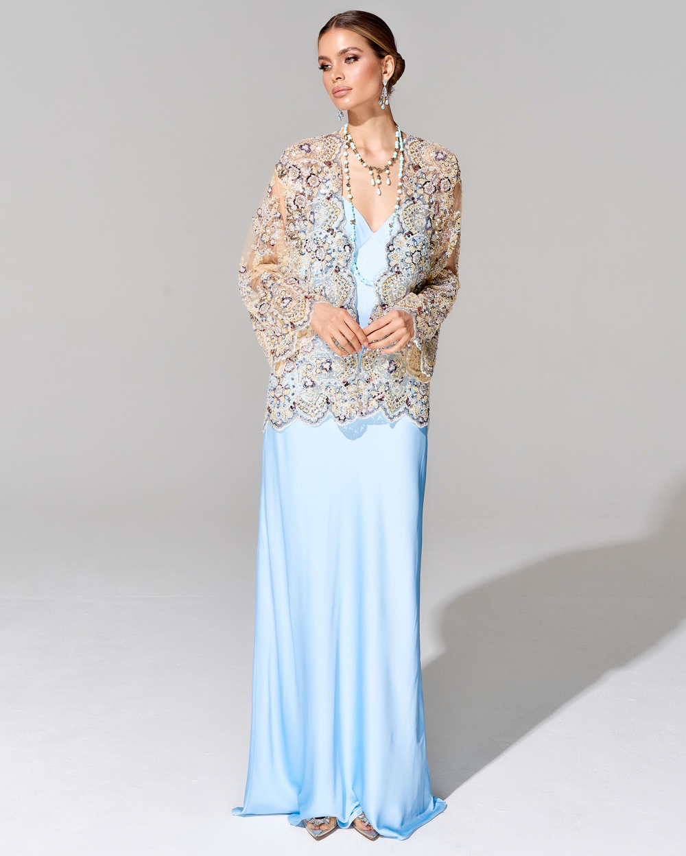 Укороченный кардиган с вышивкой ручной работы