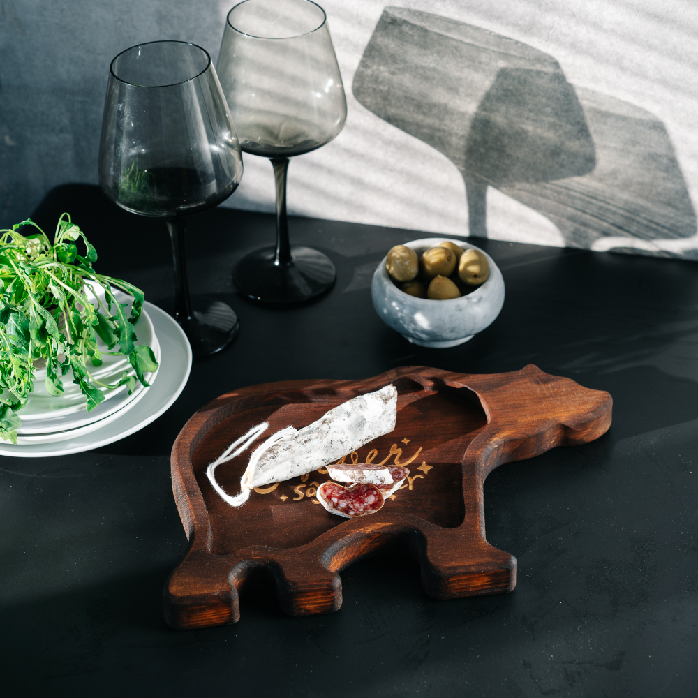 Менажница "Медведь" из древсесины кедра для подачи блюд и закусок с гравировкой "Never say Never"