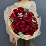Букет из красных роз с эвкалиптом #25