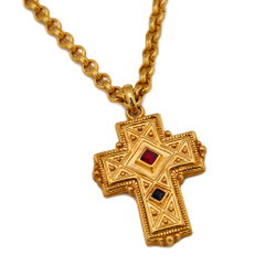 золотистый крест на цепочке