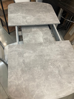 Стол разд ЛДСП подстолье прямое хром Царг.пояс бетон светлый Ст-ца камень светлый