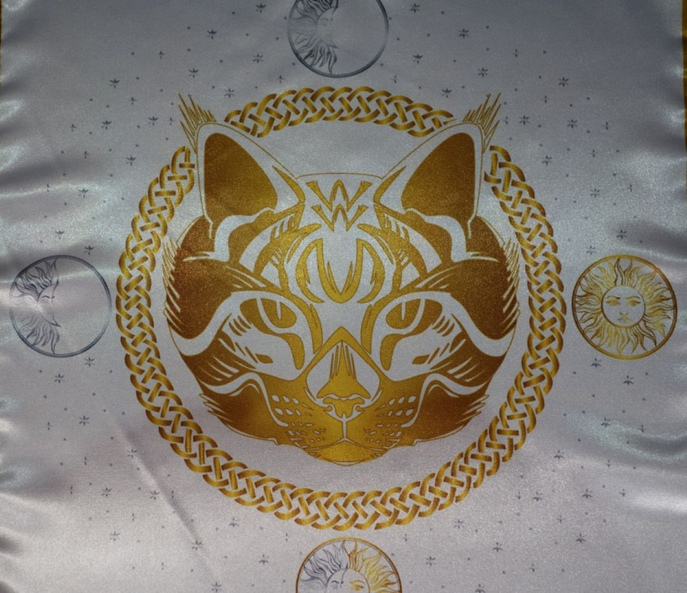 Скатерть Декоративная Предсказательная Белая кошка средняя