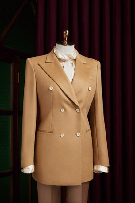 Двубортный жакет — это практичный вариант верхней одежды