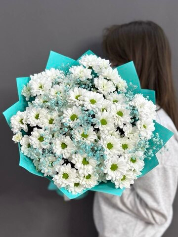 Букет из 7 хризантем сорта "KENNEDY WHITE" и гипсофилы цвета "TIFFANY"