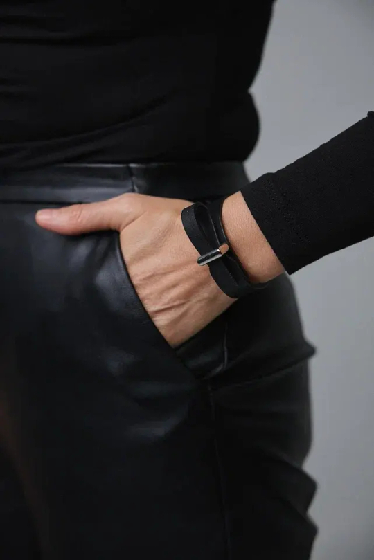 Браслет черная матовая кожа, застежка с перехлестом