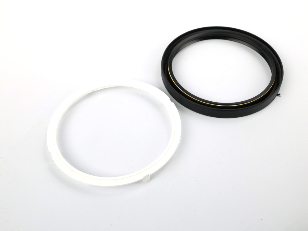 Сальник 142х168х15-2.2 а/м КАМАЗ-ЕВРО задней ступицы, чёрный с пружиной, с пласт. обоймой, NBR (Балаково)