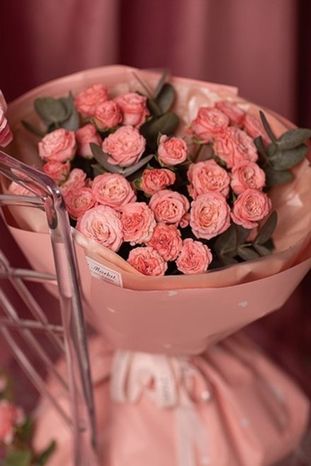 Букет из пионовидных кустовых роз в воздушном оформлении