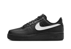 alt="Nike Air Force 1 07 White Black HQ3826-100 белые с черной окантовкой Swoosh вид сбоку на белом фоне"