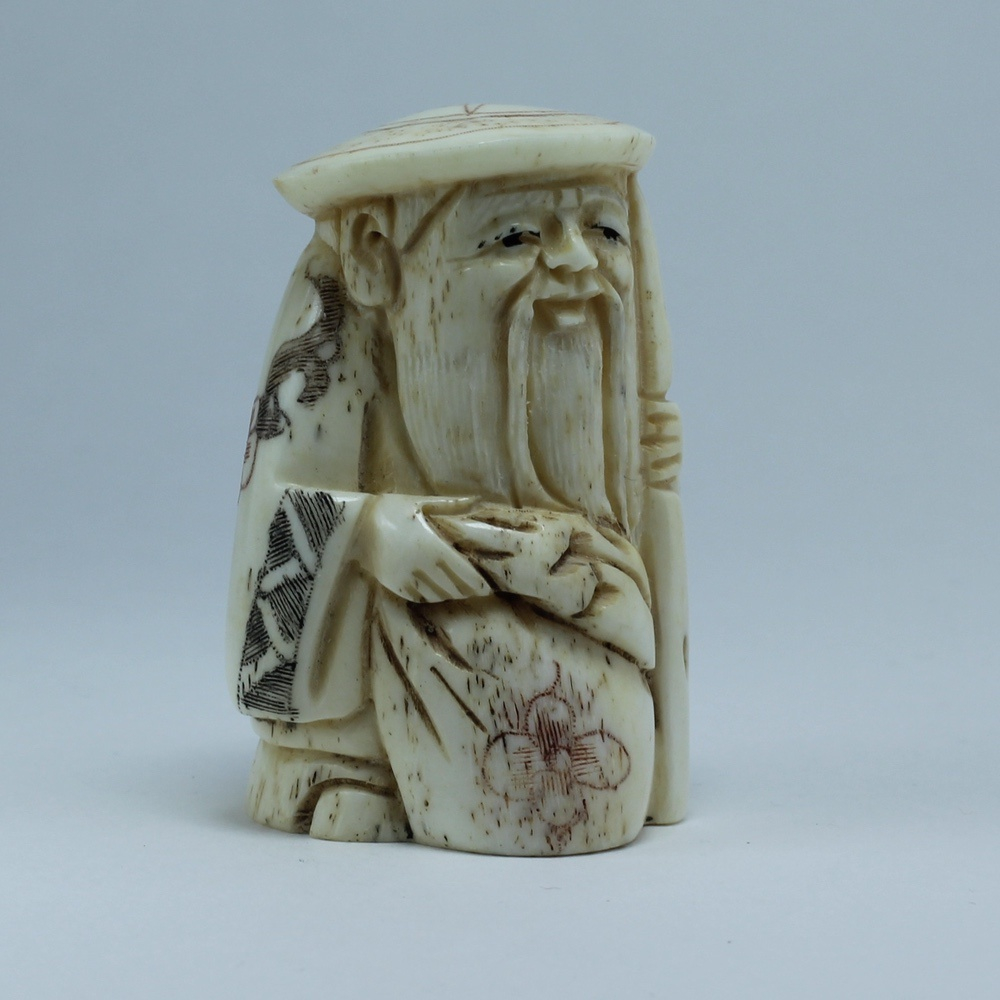 Нэцкэ Дзюроднин в круглой шапке с посохом и мешком риса