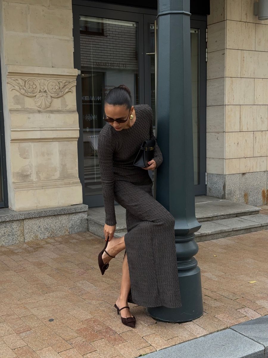 Платье из трикотажа жатка с разрезом макси графит