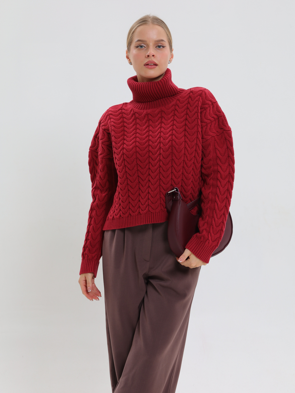 Вязаный свитер с высоким горлом