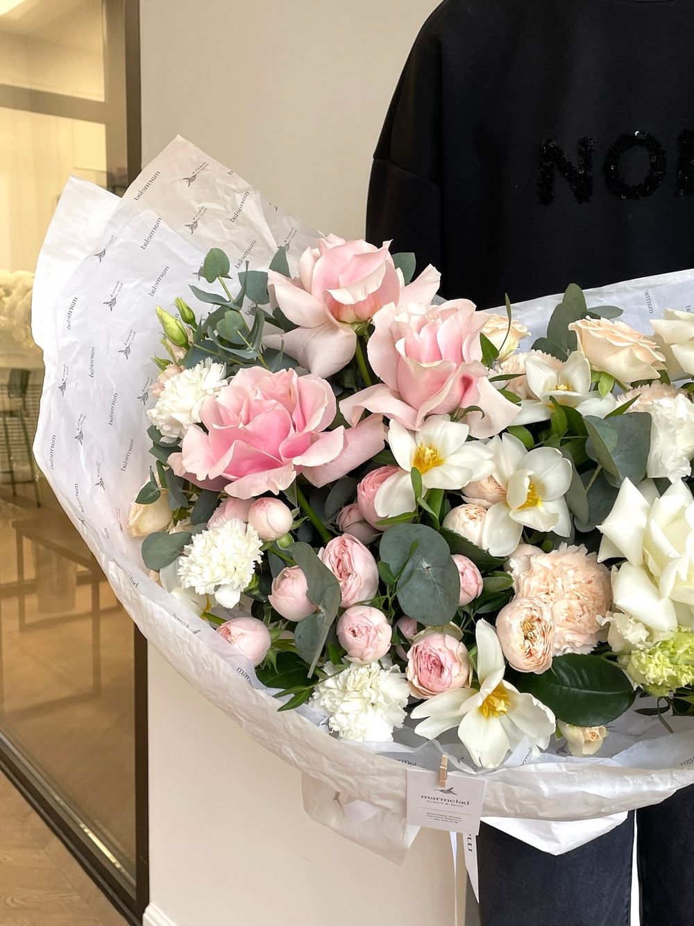 Букет сборный из кустовых пионовидных роз, эвкалипта и одноголовых роз