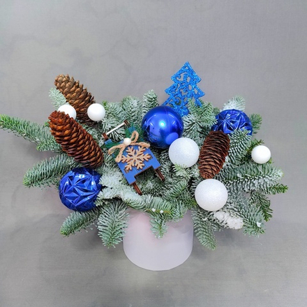 Зимняя композиция в шляпной коробке