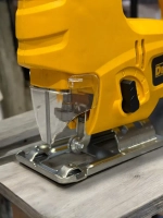Лобзик DeWalt c лазером электрический