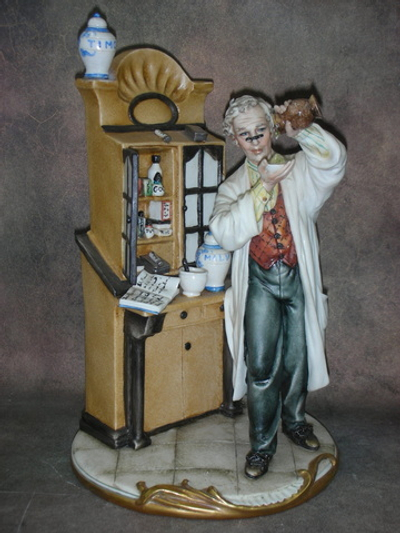Статуэтка. Фарфор. Фармацевт. Capodimonte. Италия