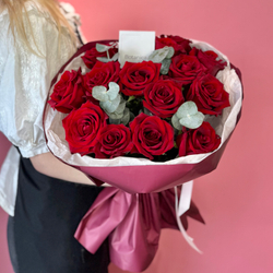 Моно букет из 15 роз Эксплорер и эвкалипта 240220262