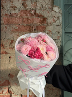 Букет из кустовых пионовидных роз, одноголовой розы, диантусов и хризантемы в розовом оттенке