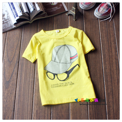 Футболка с принтами кепки с логотипами, очками и надписью