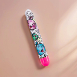 Яркий вибромассажёр с принтом Play Yummy - 17,8 см.