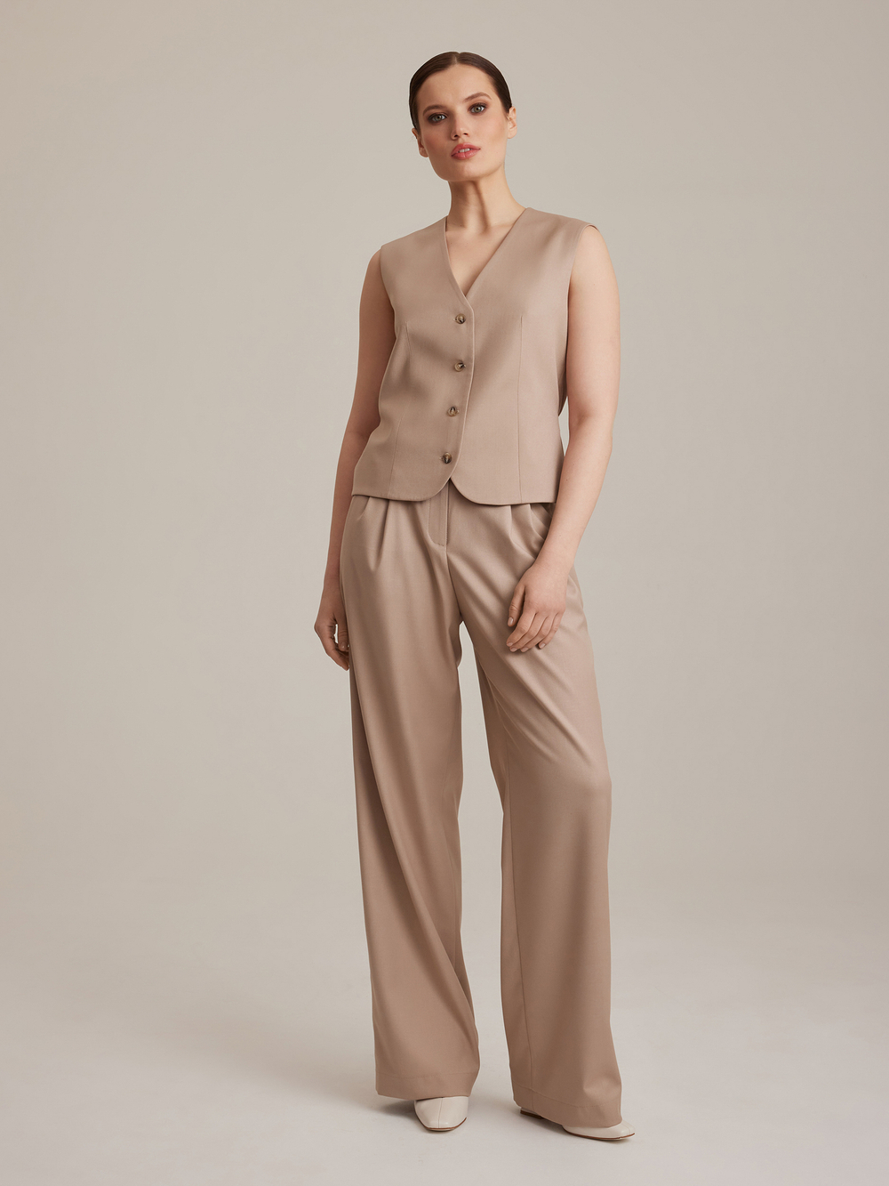 Жилет из итальянской ткани бежевый