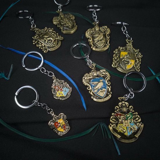 Брелок металлический с эмалевым покрытием факультета Когтевран, 3,8см*5,6см