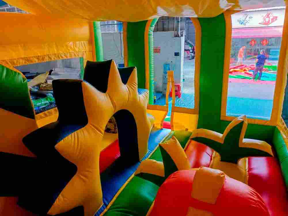 Коммерческий надувной батут "Законы джунглей", 6x4x3.8 м