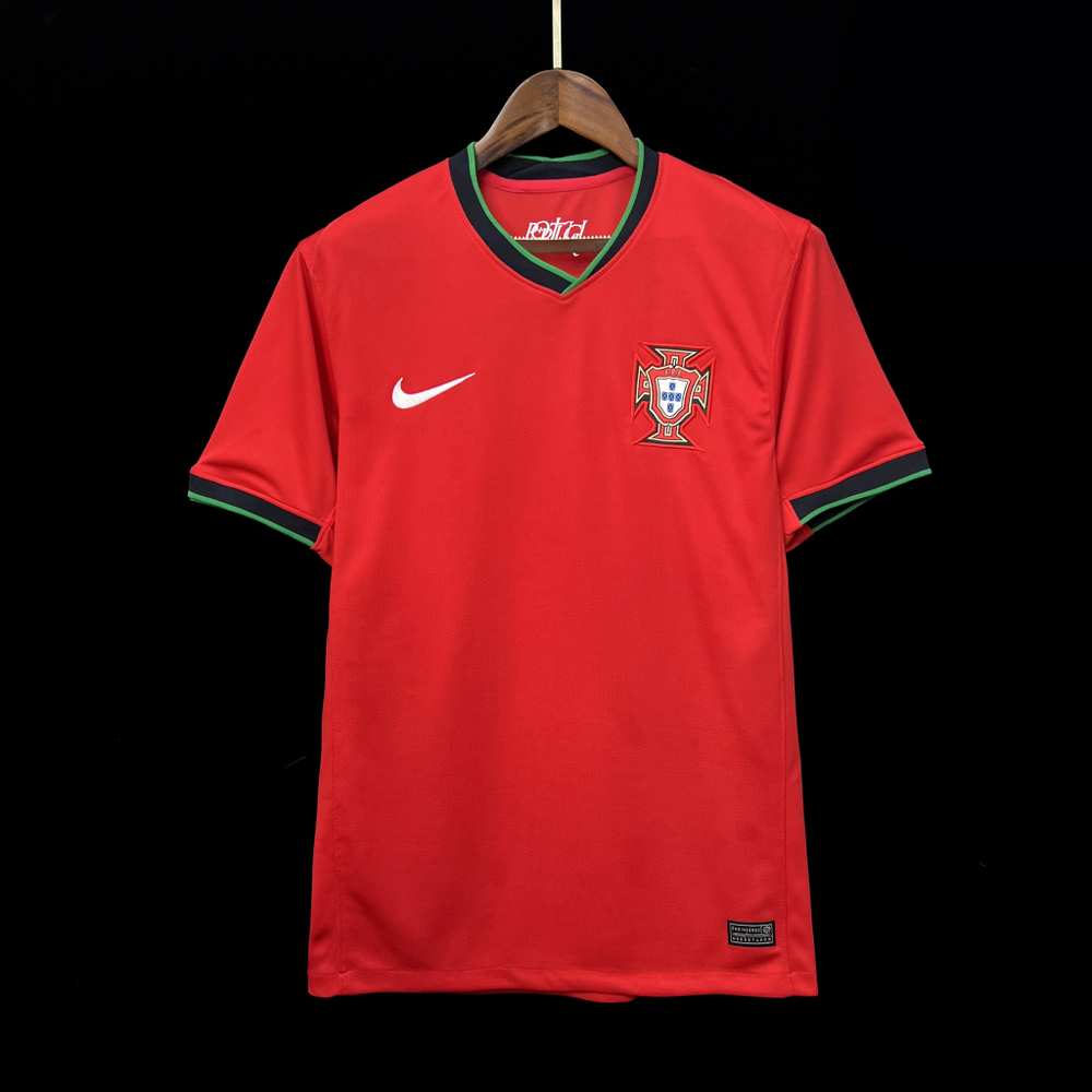 Купить домашнюю футбольную форму сборной Португалии