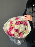 Букет сборный из хризантемы и яркой кустовой пионовидной розы