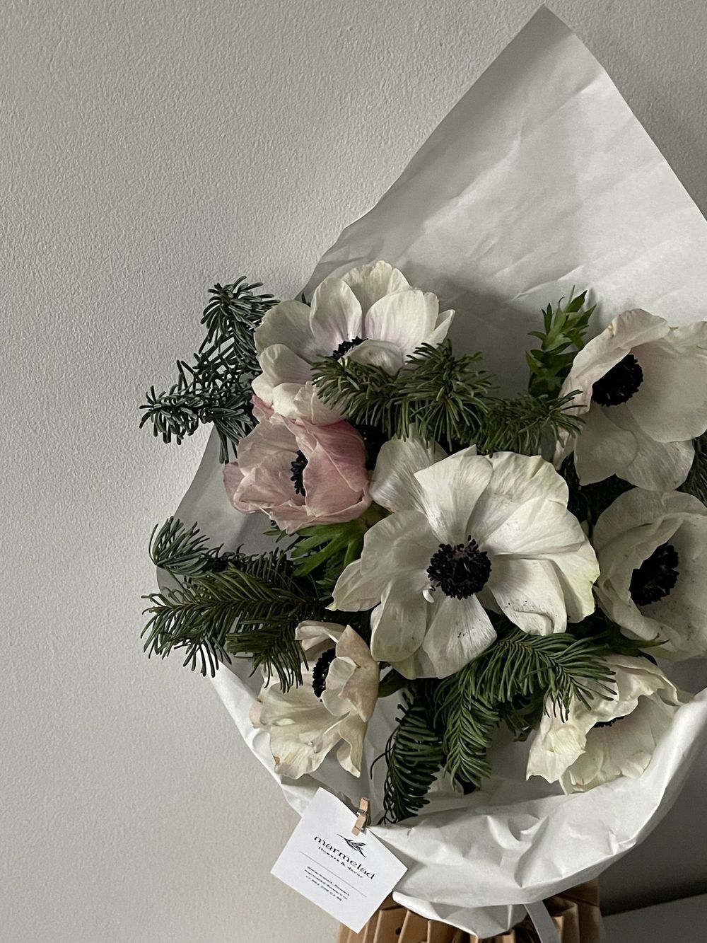 Букет из анемонов и хвои