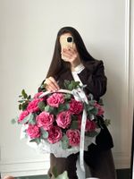 Цветочная корзина из роз Кантри и эвкалипта размер M