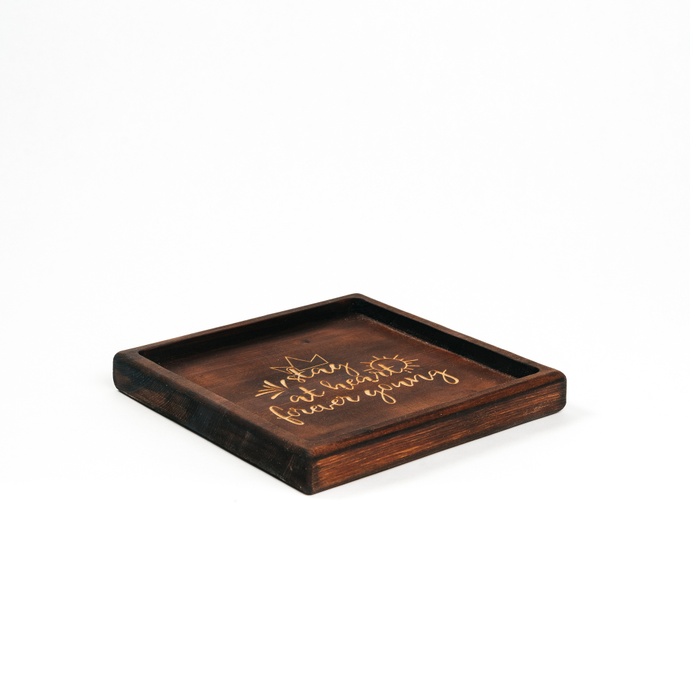Деревянная менажница из кедра для подачи блюд и закусок с гравировкой "Stay at heart forever going"