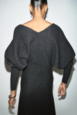 ZARA ТРИКОТАЖНОЕ ПЛАТЬЕ МИДИ С V-ОБРАЗНЫМ ВЫРЕЗОМ, СЕРЫЙ