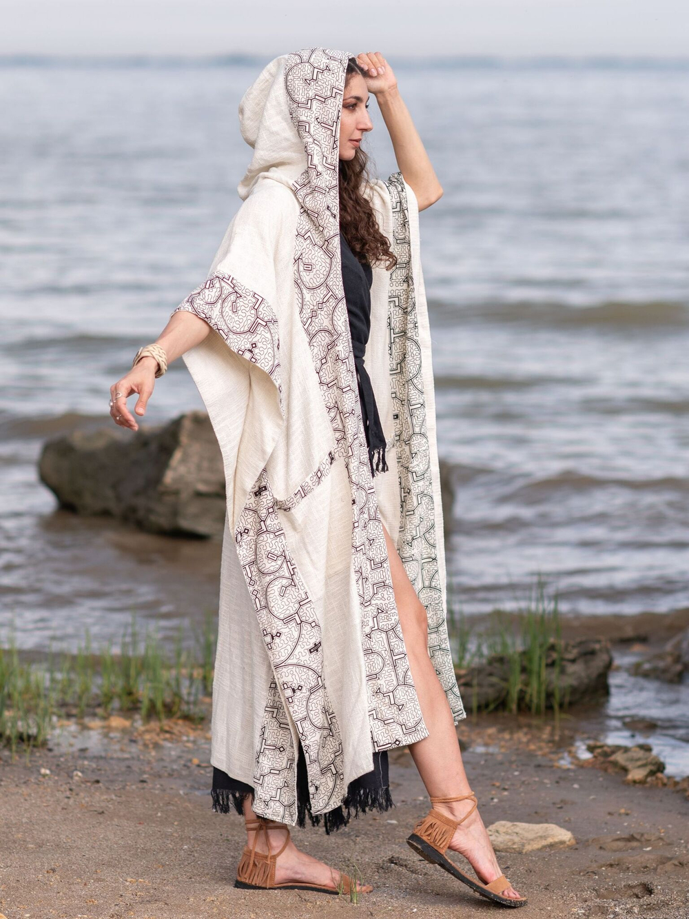 Накидка с капюшоном и орнаментом Аяуаска