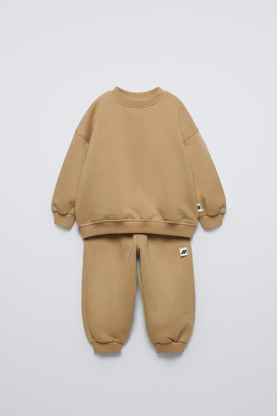 ZARA КОМПЛЕКТ ИЗ ТОЛСТОВКИ И БРЮК-ДЖОГГЕРОВ С НАШИВКОЙ, МЯГКИЙ КАШТАНОВЫЙ