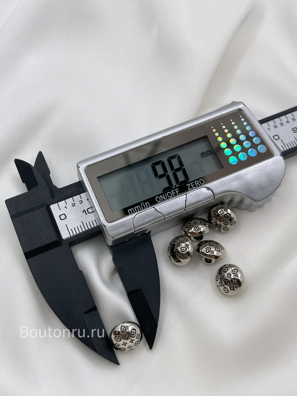 Пуговицы ЛВ. серебристые