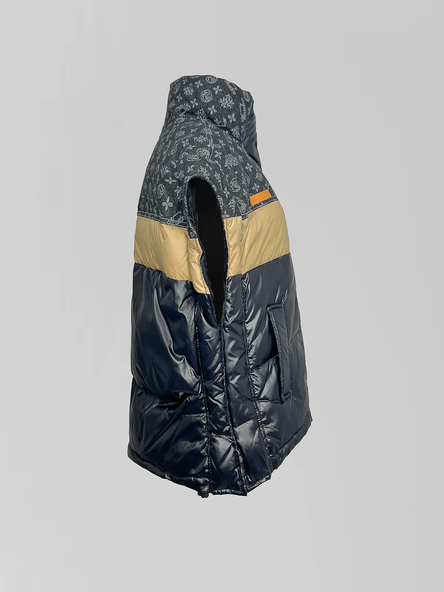 Жилетка объемная комбинированная с кулиской внизу