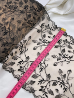 телесные кружева с черными цветами