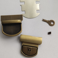 Замок-защелка портфельный на винтах 48*50 Антик