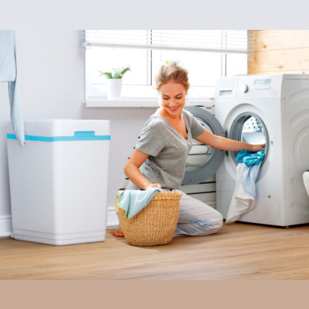 Умягчитель Aquaphor S1000 в интерьере со стиральной машинкой