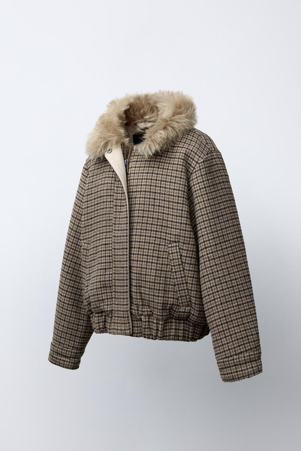 ZARA БОМБЕР В КЛЕТКУ С ВОРОТНИКОМ ИЗ ИСКУССТВЕННОГО МЕХА, СВЕТЛО-БЕЖЕВЫЙ