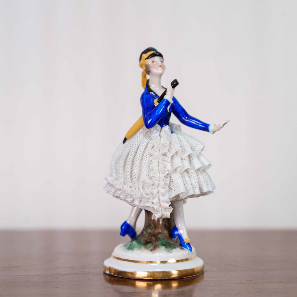 Светская дама с зонтиком