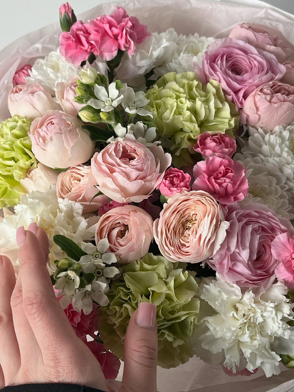 Букет из хризантемы, диантусов, оксипеталума, ранункулюсов и кустовых пионовидных роз