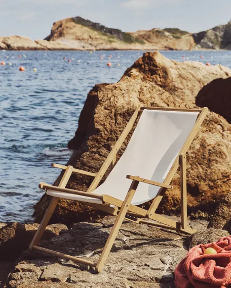 Складной шезлонг Vilara для улицы из акации и текстиля белого цвета