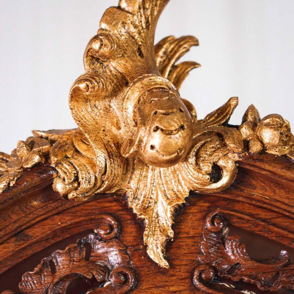 Витрина из дуба с позолотой в стиле Рококо