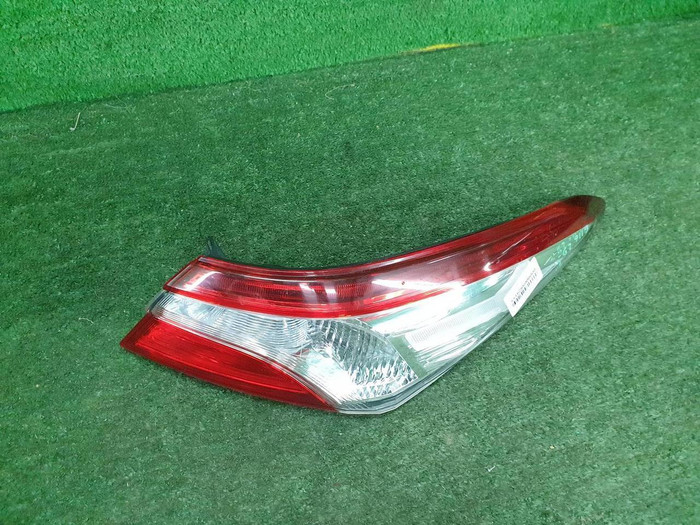 Фонарь правый внеш Toyota Camry xv70 17-нв галоген